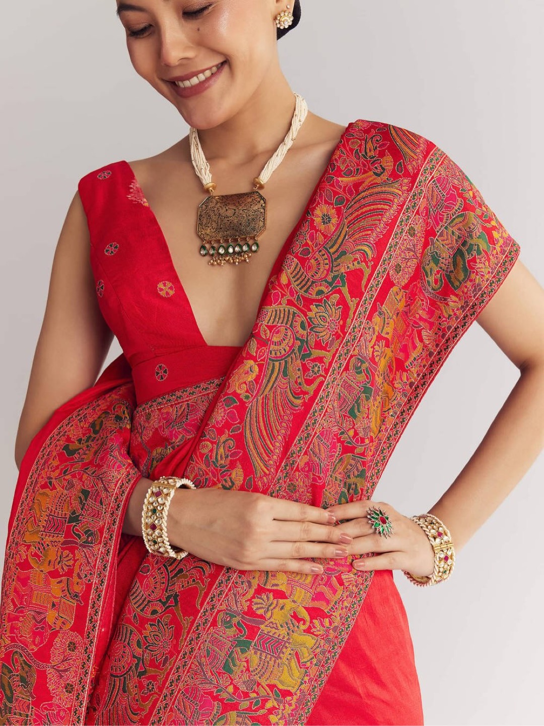Soft Woven Silk Saree with Ethnic Elements - Image 5