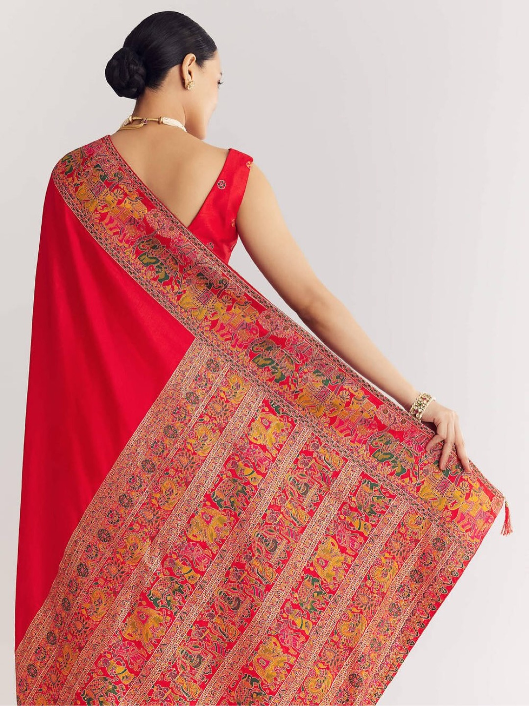 Soft Woven Silk Saree with Ethnic Elements - Image 6