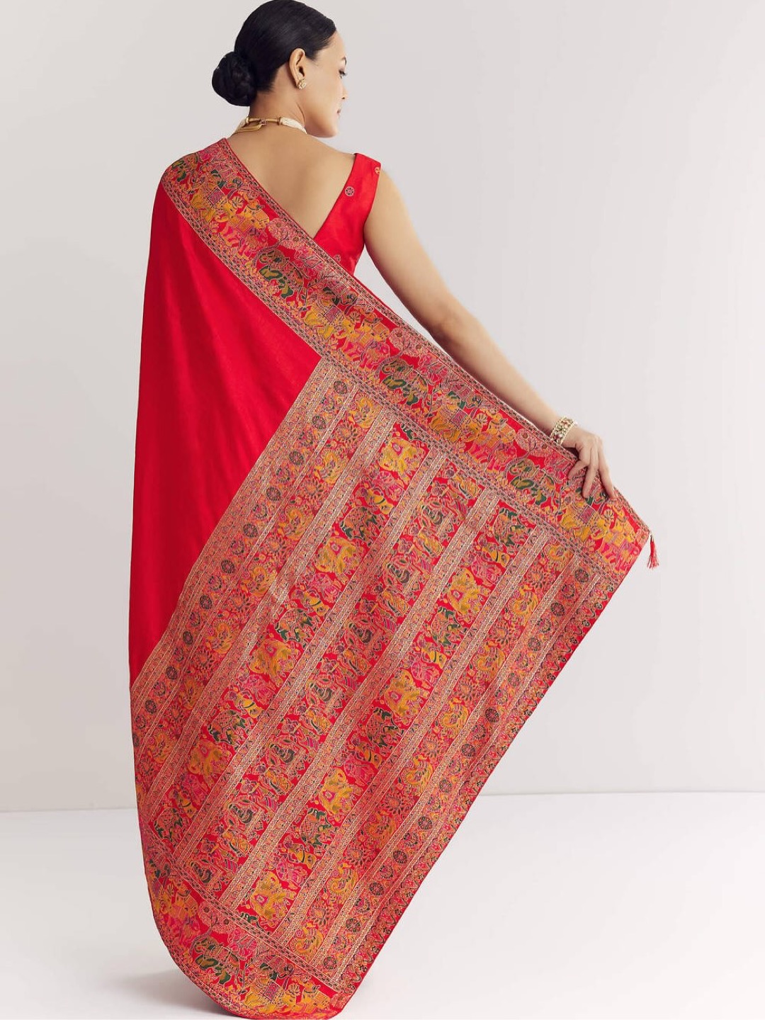 Soft Woven Silk Saree with Ethnic Elements - Image 3